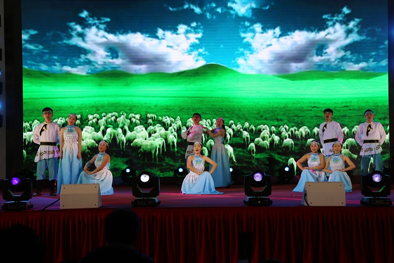 2015年文藝匯演京科電廠表演董事長作品《我是一條小河》